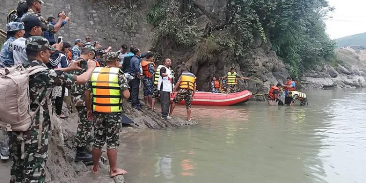 काठमाडौंबाट पोखरा जाँदै गरेको कार त्रिशूलीमा खस्यो, तीनजना बेपत्ता