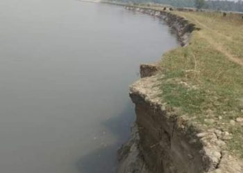 बलान नदीले सिरहातर्फ जग्गा कटान गर्न थाले, स्थानीय त्रसित
