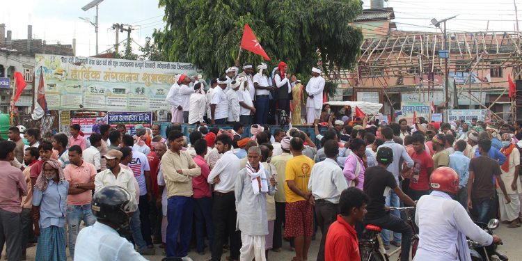 कृषि मल उपलब्ध नगराएकाे भन्दै किसान उत्रिए सडकमा