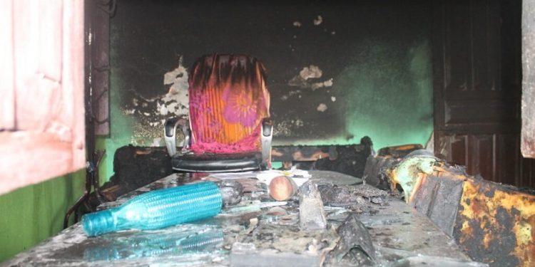 वडा अध्यक्ष नभेटेपछि पेट्रोल छर्केर कार्यालयमा आगजनी