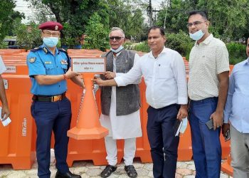 प्रदेश २ मा ट्राफिक  व्यवस्थालाई मध्यनजर गर्दै सडक डिभाइडर हस्तान्तरण
