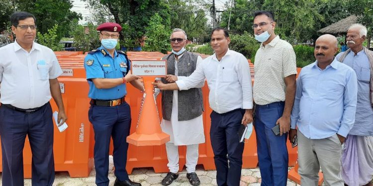 प्रदेश २ मा ट्राफिक  व्यवस्थालाई मध्यनजर गर्दै सडक डिभाइडर हस्तान्तरण