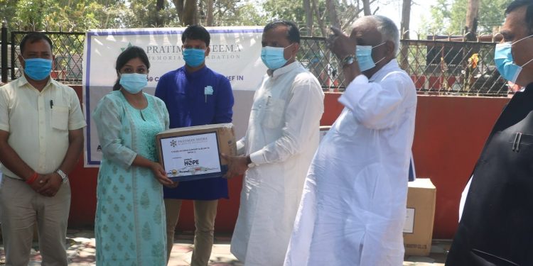 प्रतिमान निमा स्मृति फाउण्डेशनद्वारा प्रदेश सरकारलाई स्वास्थ्य सामग्री हस्तान्तरण