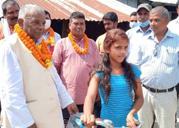 मन्त्री साहद्वारा साइकल तथा ट्राइसाइकल वितरण