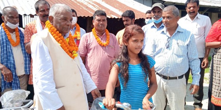 मन्त्री साहद्वारा साइकल तथा ट्राइसाइकल वितरण