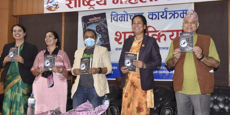 पत्रकार कुँवर र खड्काको पुस्तक ‘शल्यक्रिया’ को विमोचन
