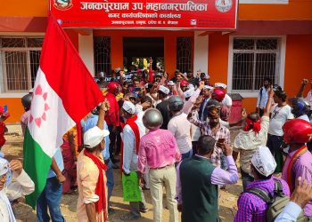 जनकपुरधामको मेयर कक्षमा जनमत पार्टीले लगाए ताला