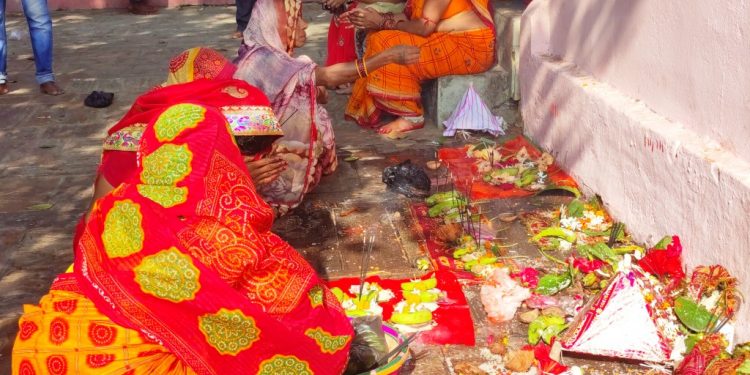 जनकपुरधाम लगायतको शक्तिपीठहरुमा खोइँच भर्ने र लडुडु चढाउने श्रद्धालुको घुइँचो