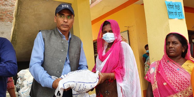 कमला नपाका आमाहरुलाई पौष्टिक आहार वितरण गरियो