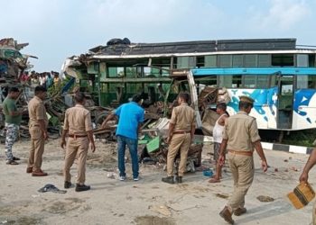 गाई जोगाउन खोज्दा ट्रक र पर्यटक बस ठोक्किए, ९ को मृत्यु