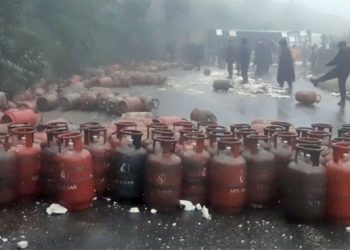 ग्यास सिलिण्डर बोकेको ट्रक दुर्घटना