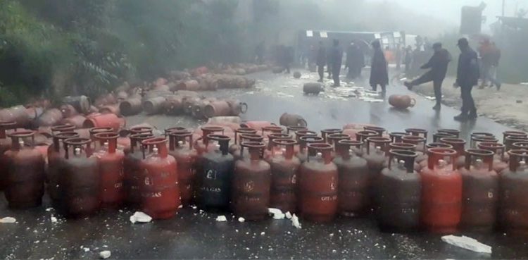 ग्यास सिलिण्डर बोकेको ट्रक दुर्घटना