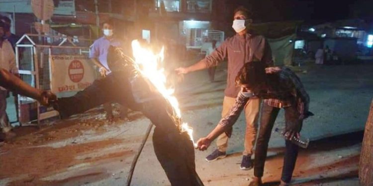 ढल्केवरमा जलाइयो सिके राउतको पुतला