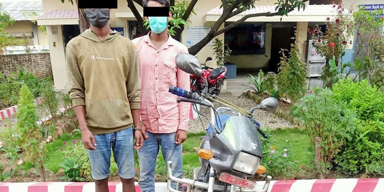 चोरीको मोटरसाइकलसहित २ जना पक्राउ