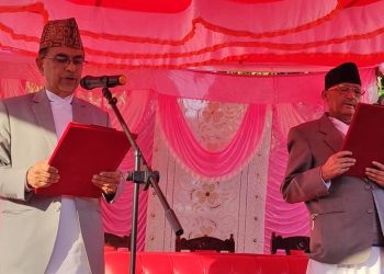 नव नियुक्त मुख्यमन्त्री शपथ लिदै