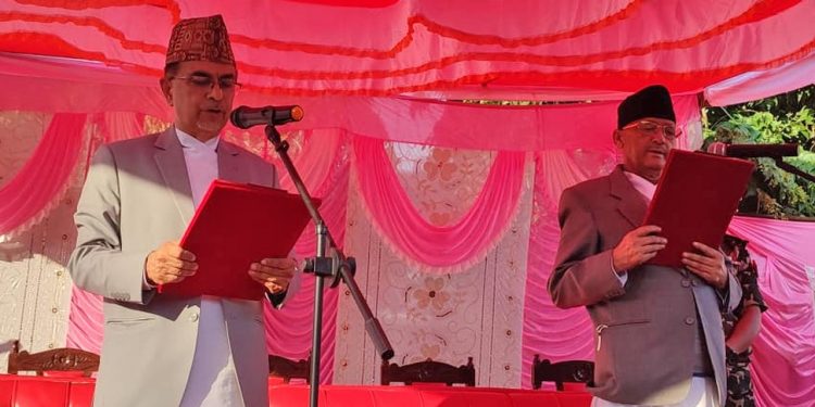 नव नियुक्त मुख्यमन्त्री शपथ लिदै