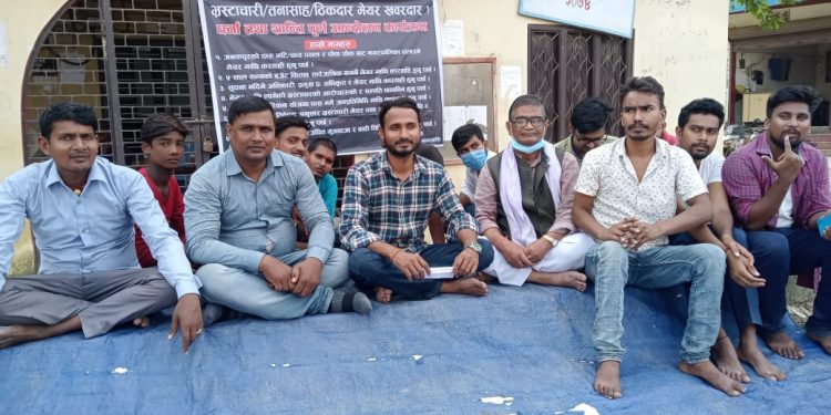 “भ्रष्टचारी/तानासाह/ठेकेदार मेयर खबरदार” भन्ने नाराका साथ आन्दोलन