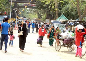 भारतबाट स्वदेश फर्किनेकाे भीड, सीमा नाकामा सुरक्षा सतर्कतामा कडाइँ