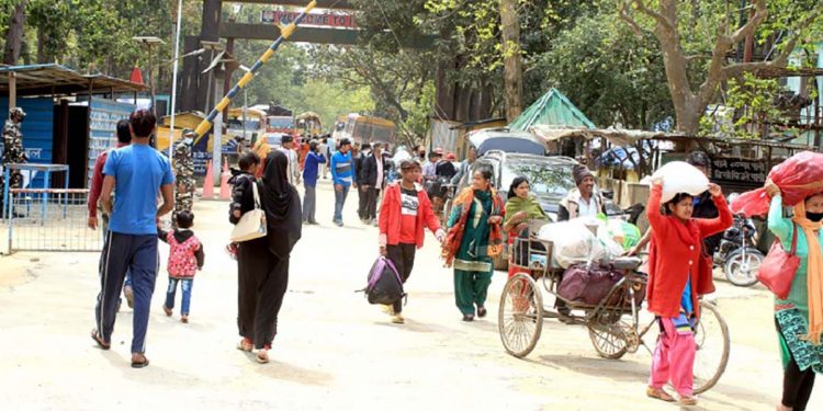 भारतबाट स्वदेश फर्किनेकाे भीड, सीमा नाकामा सुरक्षा सतर्कतामा कडाइँ