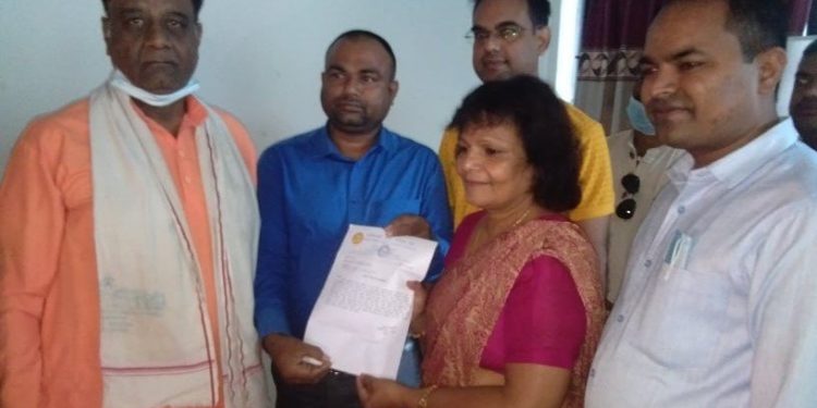 मन्त्री यादव समक्ष रेल सेवा छिट्टै सञ्चालन गर्न आग्रह गर्दै ज्ञापनपत्र बुझाइयो