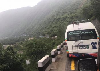 सिन्धुलीको खुर्कोट सडक खण्डमा पहिरोले बाटो अवरुद्ध, ७०० यात्रु अलपत्र