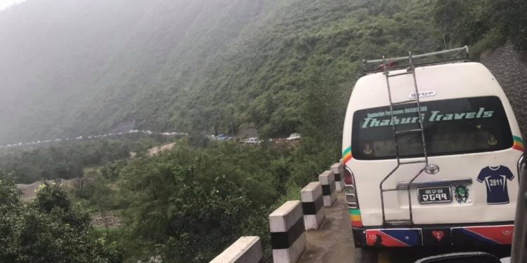सिन्धुलीको खुर्कोट सडक खण्डमा पहिरोले बाटो अवरुद्ध, ७०० यात्रु अलपत्र