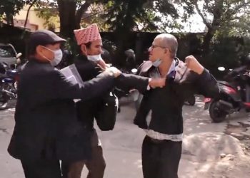 दुई जना कानूनी व्यवसायीबीच कुटाकुट