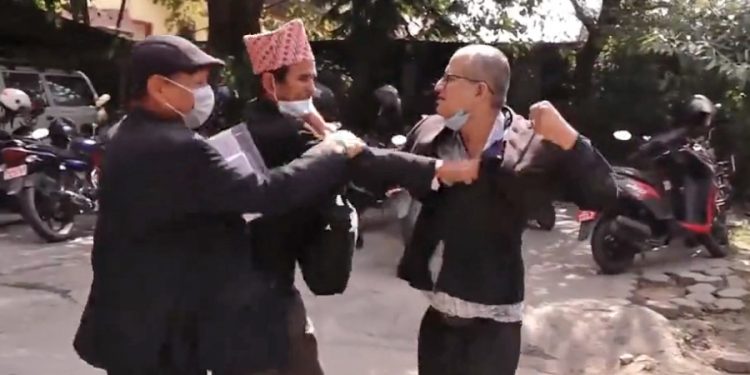 दुई जना कानूनी व्यवसायीबीच कुटाकुट