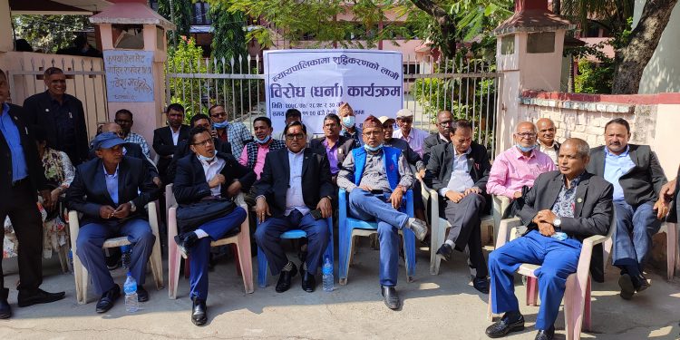 धनुषाका कानून व्यवसायीहरु धर्नामा