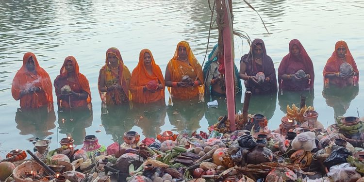 उदाउँदै गरेको सूर्यलाई अर्घ्य दिएपछि सकियो छठ
