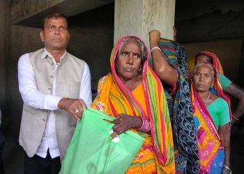 जनकपुरधाममा दलित विपन्न महिलालाई छठ सामग्री वितरण