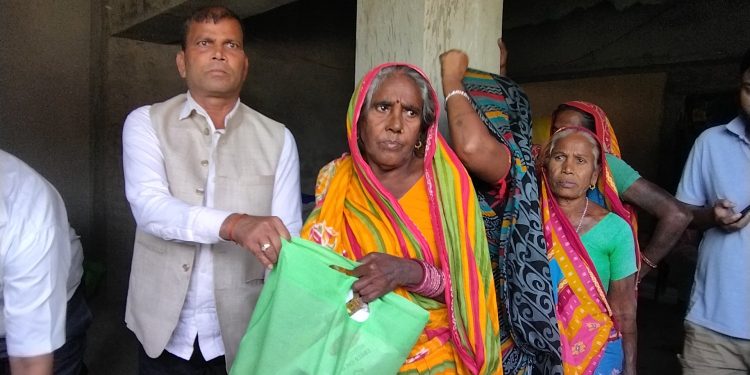 जनकपुरधाममा दलित विपन्न महिलालाई छठ सामग्री वितरण