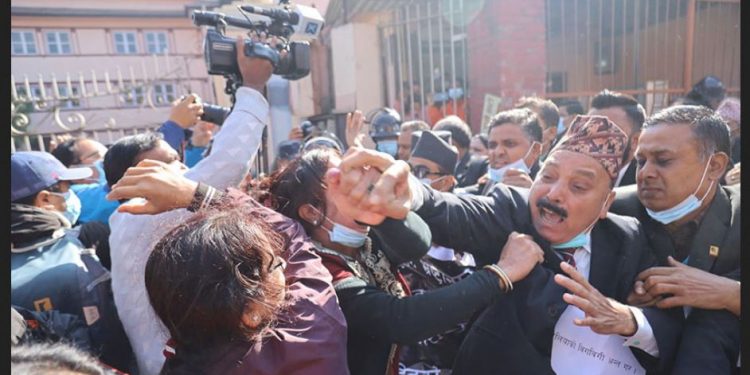 कानुन व्यवसायीको धर्नामा प्रहरी हस्तक्षेप, सर्वोच्च अदालतमा झडप