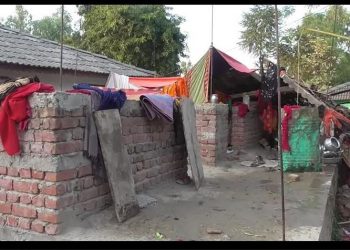 निर्माण समितिको लापरवाहीका कारण दलित परिवार तिरपाल मुनि रात बिताउन बाध्य