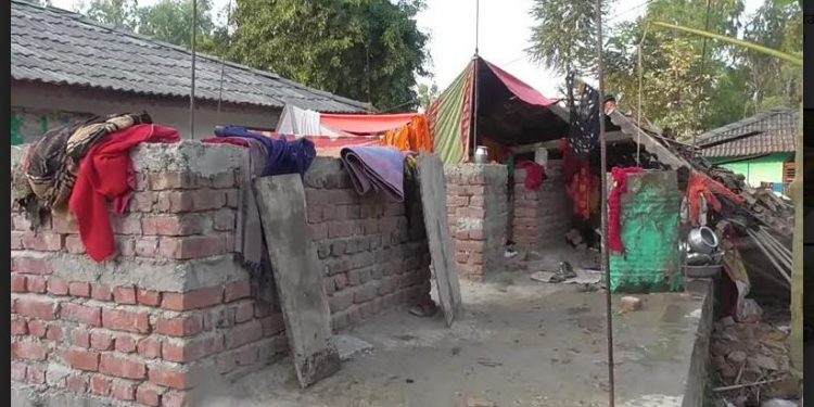 निर्माण समितिको लापरवाहीका कारण दलित परिवार तिरपाल मुनि रात बिताउन बाध्य