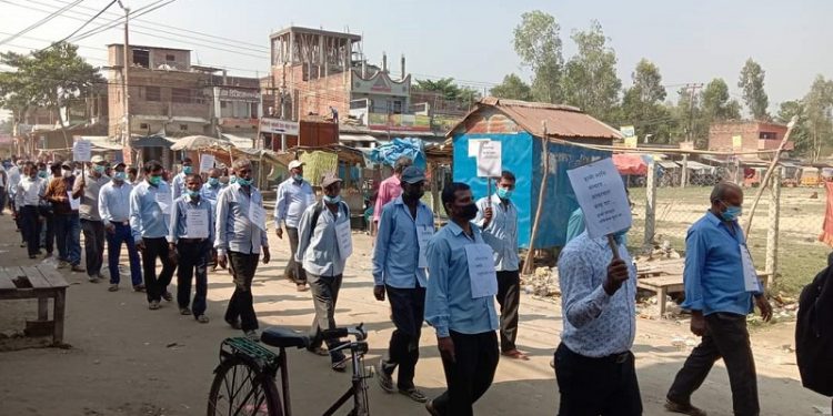 तलब नपाएकाे भन्दै छिन्नमस्ता गाउँपालिकाका शिक्षकलगायत कर्मचारी आन्दाेलनमा