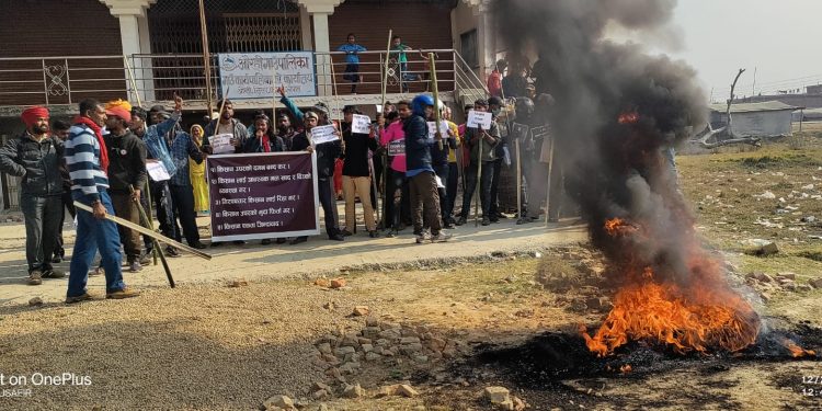 किसानलाई पक्राउ गरेको विरोधमा औरही गाउपालिकामा तालाबन्दी र प्रदर्शन
