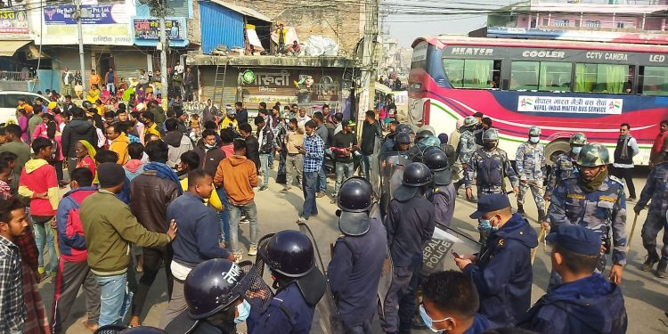 सिरहाको गोलबजारमा पुनः आज राजमार्ग अवरुद्ध गरियो