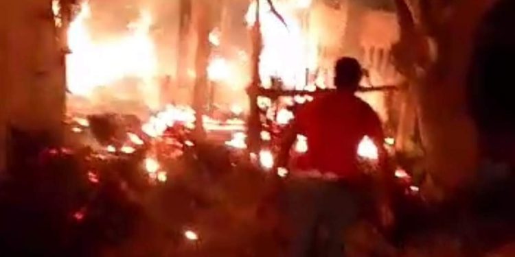 धनुषा: किसानको घर र धानमा अज्ञात समुहद्वारा आगजनि, लाखौंको क्षति