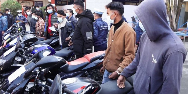 माेटरसाइकल चाेर्ने सात जना पक्राउ