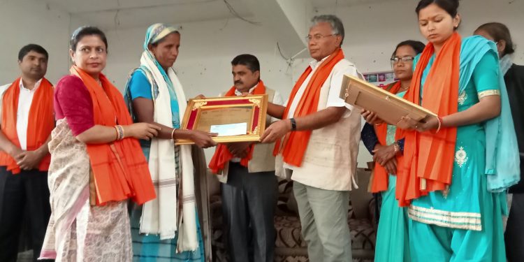 धनुषाका १०५ जना शहीद परिवारले पाए राहत