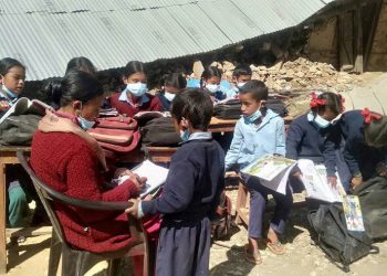 कक्षा कोठा अभावका कारण चौरमा पढ्न बाध्य