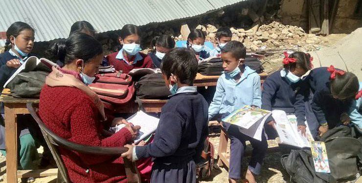 कक्षा कोठा अभावका कारण चौरमा पढ्न बाध्य
