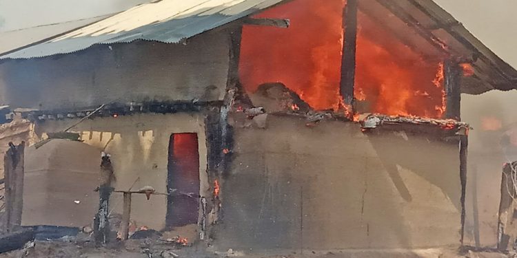 कैलालीको मुक्तकमैया शिविरमा आगलागी, दर्जन बढी घर जलेर नष्ट