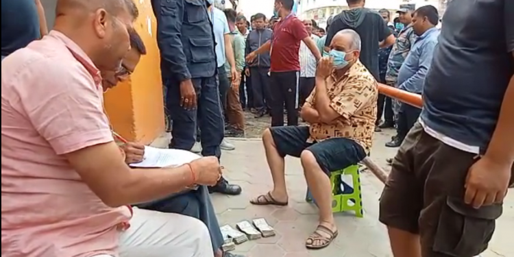 जनकपुर : मालपोतका हाकिम ५ लाख रुपैयाँ घुस सहित अख्तियारको फन्दामा (भिडियो सहित)