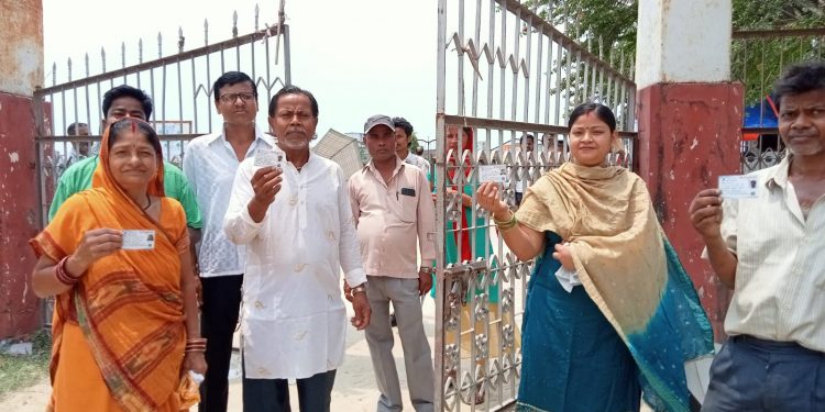धनुषाका विभिन्न स्थानीय तहमा उत्साहपूर्वक मतदान हुँदैछ । (फोटो फिचर)