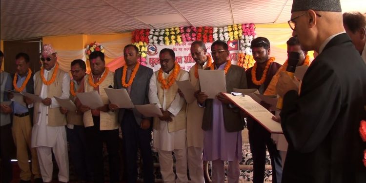धनुषाका १८ पालिकाका प्रमुख तथा अध्यक्षहरुले शपथ लिए