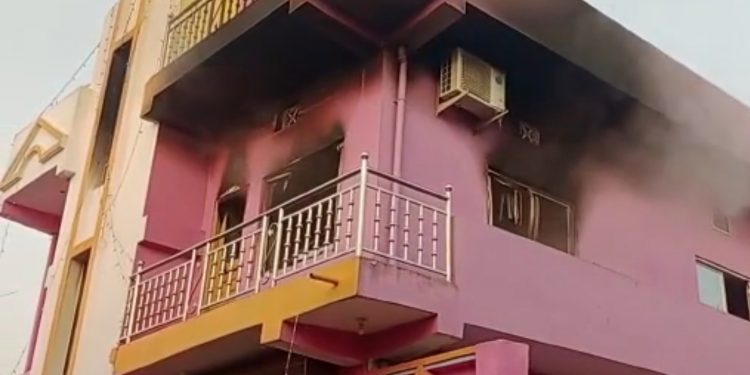 जनकपुरधामस्थित एक घरमा लुटपाट गरी आगजनी