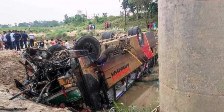 जनकपुरबाट छुटेको बस रुपन्देहीमा दुर्घटना, ९ जनाको मृत्यु