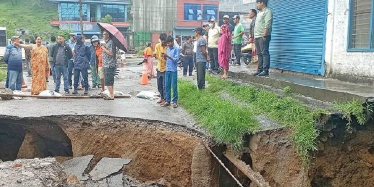 पोखरामा सडक भासिँदा एक घर जोखिममा